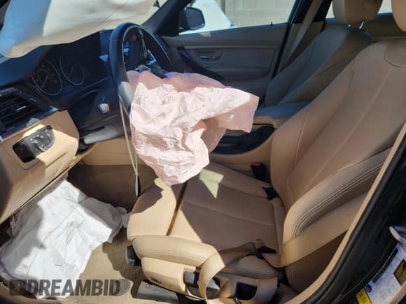 ✅ 2014 BMW 3 Series 320i xDrive • VIN: WBA3C3G53ENS67292 • Lot: 81751945. Wystawiony na Copart z przebiegiem 83 415 mil. Bezpłatny archiwum sprzedaży aukcyjnych z USA i szczegółowy raport historii pojazdu na DreamBid. Zdjęcie 7.