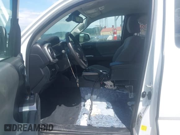 ✅ 2022 Toyota Tacoma SR • VIN: 3TYSZ5AN1NT092590 • Лот: 42148792. Опубликован ранее на IAAI с пробегом 58 154 миль. Бесплатный доступ к архиву аукционных продаж из США и подробный отчёт об истории автомобиля на DreamBid. Изображение 5.