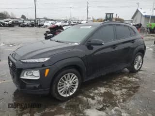 ✅ 2018 Hyundai Kona SEL • VIN: KM8K2CAA2JU169664 • Лот: 84850834. Опубликован ранее на Copart с пробегом 35 774 миль. Бесплатный доступ к архиву аукционных продаж из США и подробный отчёт об истории автомобиля на DreamBid. Изображение 1.
