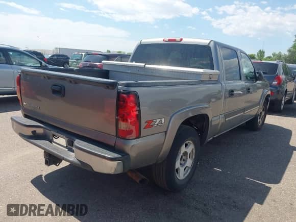 2006 Chevrolet Silverado 1500 LT1 z VIN 2GCEK13Z961269076, wystawiony jako IAAI lot #42697230 z przebiegiem 283 980 mil mil oraz . Historia ofert i sprzedaży dostępna na DreamBid. Obrazek 4.