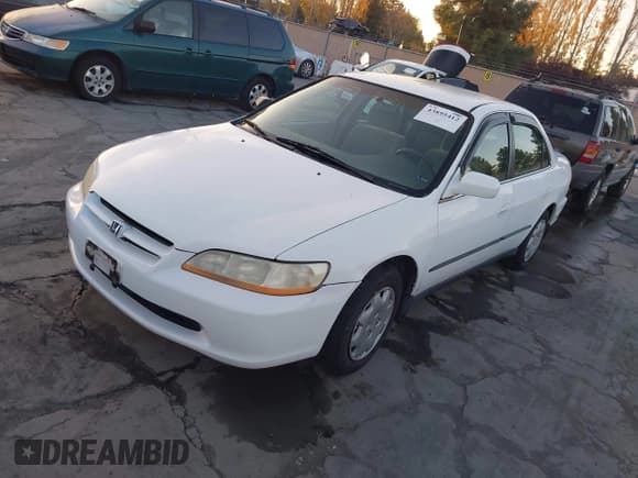 ✅ 1998 Honda Accord LX • VIN: 1HGCG5646WA215970 • Лот: 43895412. Опубликован ранее на IAAI с пробегом 190 691 миль. Бесплатный доступ к архиву аукционных продаж из США и подробный отчёт об истории автомобиля на DreamBid. Изображение 2.