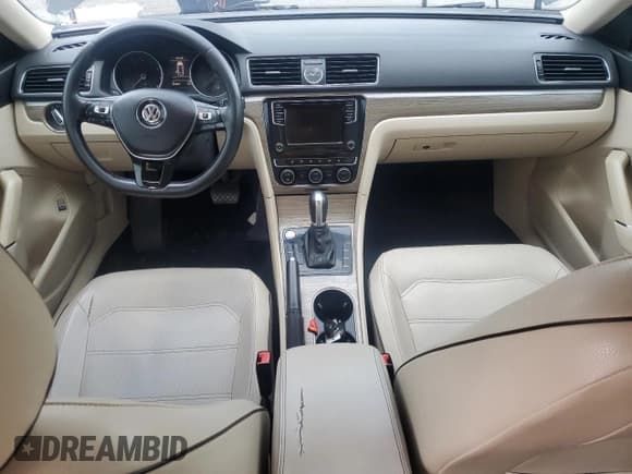 ✅ 2017 Volkswagen Passat SE • VIN: 1VWBT7A37HC034199 • Лот: 80934625. Опубликован ранее на Copart с пробегом 84 459 миль. Бесплатный доступ к архиву аукционных продаж из США и подробный отчёт об истории автомобиля на DreamBid. Изображение 9.