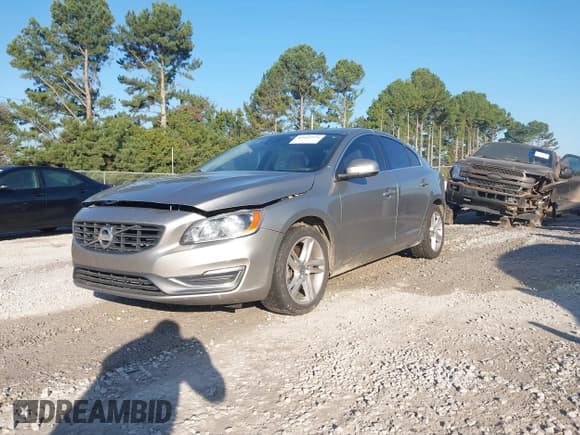 ✅ 2015 Volvo S60 T5 Drive-E Premier • VIN: YV140MFBXF1306010 • Lot: 43604976. Wystawiony na IAAI z przebiegiem 152 972 mil. Bezpłatny archiwum sprzedaży aukcyjnych z USA i szczegółowy raport historii pojazdu na DreamBid. Zdjęcie 2.