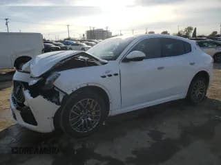 ✅ 2023 Maserati Grecale GT • VIN: ZN682AVA2P7418404 • Лот: 44812895. Опубликован ранее на Copart с пробегом 33 382 миль. Бесплатный доступ к архиву аукционных продаж из США и подробный отчёт об истории автомобиля на DreamBid. Изображение 1.