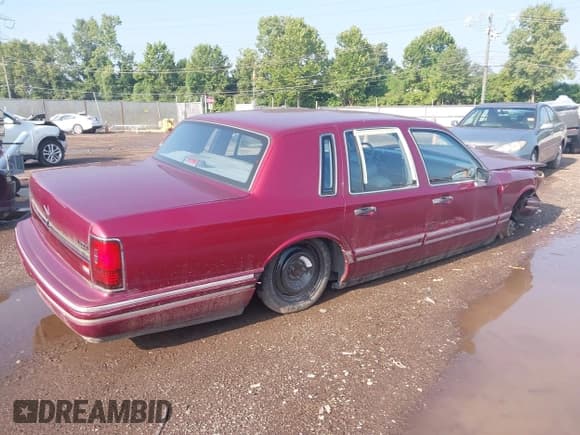 ✅ 1993 Lincoln Town Car Executive • VIN: 1LNLM81W7PY727890 • Lot: 42976742. Wystawiony na IAAI z przebiegiem 204 439 mil. Bezpłatny archiwum sprzedaży aukcyjnych z USA i szczegółowy raport historii pojazdu na DreamBid. Zdjęcie 4.