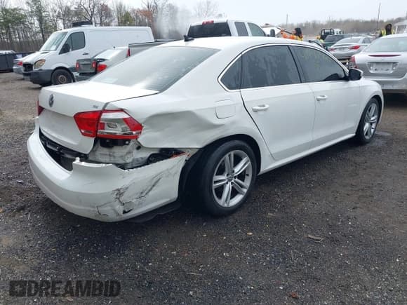 ✅ 2014 Volkswagen Passat SE • VIN: 1VWBP7A36EC018365 • Lot: 41930590. Wystawiony na IAAI z przebiegiem 139 899 mil. Bezpłatny archiwum sprzedaży aukcyjnych z USA i szczegółowy raport historii pojazdu na DreamBid. Zdjęcie 4.