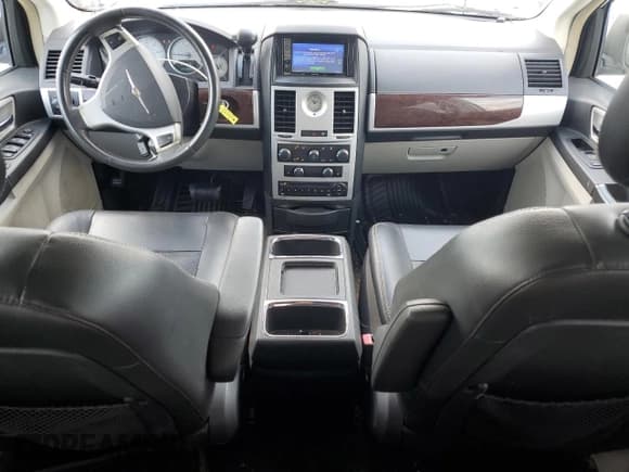 ✅ 2010 Chrysler Town & Country Touring Plus • VIN: 2A4RR8DX8AR480664 • Lot: 69492705. Wystawiony na Copart z przebiegiem 233 855 mil. Bezpłatny archiwum sprzedaży aukcyjnych z USA i szczegółowy raport historii pojazdu na DreamBid. Zdjęcie 8.