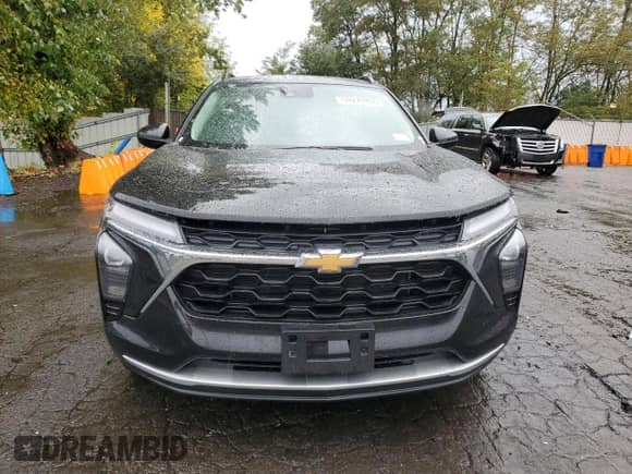 2025 Chevrolet Trax LT z VIN KL77LHEP7SC243717, wystawiony jako Copart lot #90293335 z przebiegiem 10 372 mil mil oraz Czysty tytuł • Clean title. Historia ofert i sprzedaży dostępna na DreamBid. Obrazek 5.