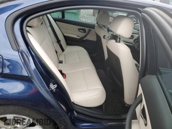 2011 BMW 3 Series 328i xDrive z VIN WBAPK7C58BF196694, wystawiony jako Copart lot #90617205 z przebiegiem Nie podano mil oraz Czysty tytuł • Clean title. Historia ofert i sprzedaży dostępna na DreamBid. Obrazek 10.