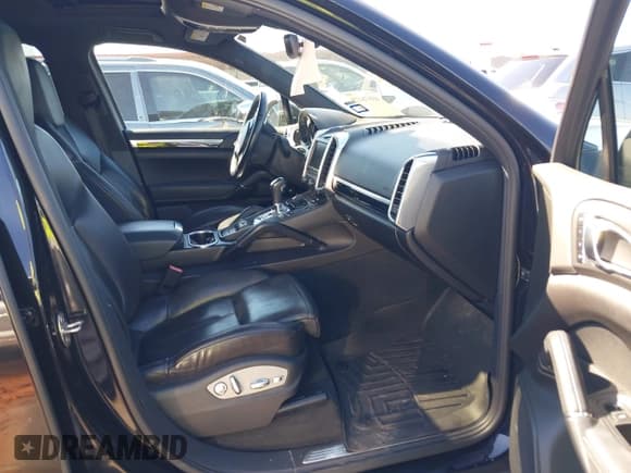 ✅ 2011 Porsche Cayenne S • VIN: WP1AB2A2XBLA45263 • Lot: 43576473. Listed on IAAI with 138,556 mi. Free auction sales archive from the USA and detailed vehicle history report at DreamBid. Image 5.