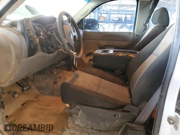 ✅ 2008 Chevrolet Silverado 2500HD Work Truck • VIN: 1GCHC29K98E209181 • Lot: 69439085. Wystawiony na Copart z przebiegiem 387 897 mil. Bezpłatny archiwum sprzedaży aukcyjnych z USA i szczegółowy raport historii pojazdu na DreamBid. Zdjęcie 7.