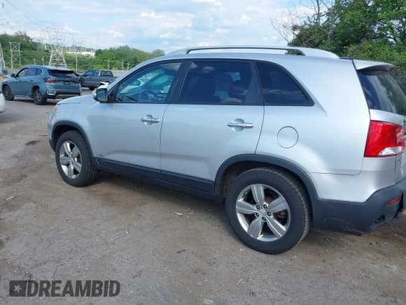 ✅ 2013 Kia Sorento EX • VIN: 5XYKUDA22DG413039 • Lot: 42197700. Listed on IAAI with 132,381 mi. Free auction sales archive from the USA and detailed vehicle history report at DreamBid. Image 3.
