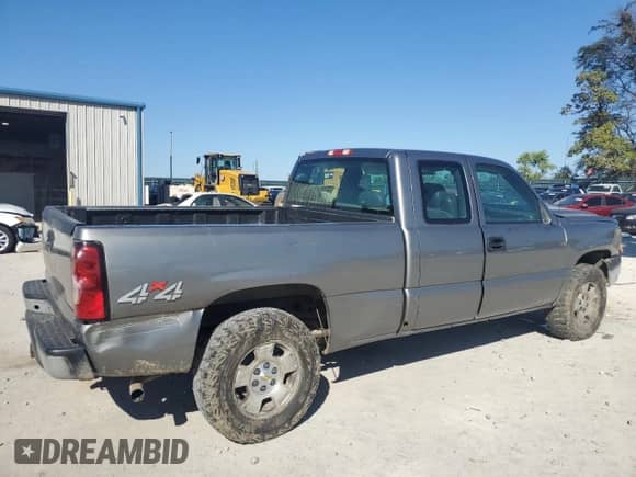 2006 Chevrolet Silverado 1500 LS z VIN 1GCEK19V96Z180314, wystawiony jako Copart lot #74316704 z przebiegiem 304 171 mil mil oraz Szkoda całkowita • Salvage title. Historia ofert i sprzedaży dostępna na DreamBid. Obrazek 3.