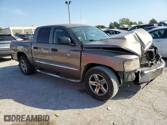 2010 Dodge Dakota Laramie z VIN 1D7RW5GP7AS203338, wystawiony jako Copart lot #74550574 z przebiegiem 94 732 mil mil oraz Szkoda całkowita • Salvage title. Historia ofert i sprzedaży dostępna na DreamBid. Obrazek 4.
