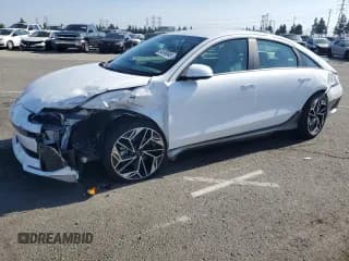 ✅ 2025 Hyundai Ioniq 6 SEL • VIN: KMHM34AA1SA085902 • Лот: 84699545. Опубликован ранее на Copart с пробегом 8 637 миль. Бесплатный доступ к архиву аукционных продаж из США и подробный отчёт об истории автомобиля на DreamBid. Изображение 1.