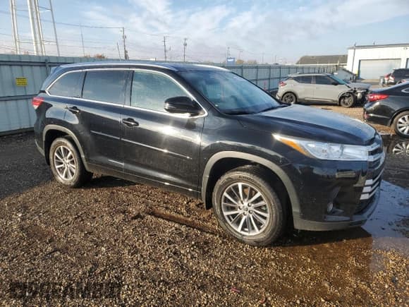 ✅ 2017 Toyota Highlander XLE • VIN: 5TDJZRFH9HS399592 • Lot: 91696515. Wystawiony na Copart z przebiegiem 75 822 mil. Bezpłatny archiwum sprzedaży aukcyjnych z USA i szczegółowy raport historii pojazdu na DreamBid. Zdjęcie 4.