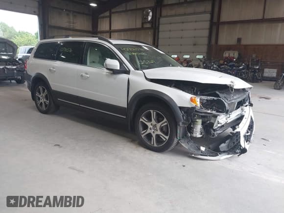 ✅ 2015 Volvo XC70 T6 • VIN: YV4902NK6F1224189 • Lot: 42706576. Listed on IAAI with 125,329 mi. Free auction sales archive from the USA and detailed vehicle history report at DreamBid. Image 1.