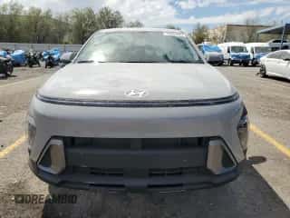 2024 Hyundai Kona SE z VIN KM8HA3AB3RU098282, wystawiony jako Copart lot #70497825 z przebiegiem 15 247 mil mil oraz Szkoda całkowita • Salvage title. Historia ofert i sprzedaży dostępna na DreamBid. Obrazek 5.