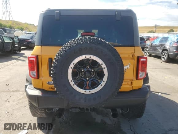 ✅ 2021 Ford Bronco • VIN: 1FMDE5CPXMLB06562 • Lot: 73561084. Wystawiony na Copart z przebiegiem 33 154 mil. Bezpłatny archiwum sprzedaży aukcyjnych z USA i szczegółowy raport historii pojazdu na DreamBid. Zdjęcie 6.