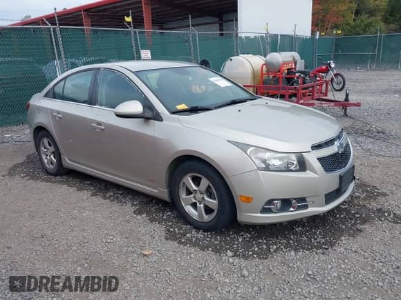 2013 Chevrolet Cruze 1LT z VIN 1G1PC5SBXD7323835, wystawiony jako IAAI lot #43201906 z przebiegiem 102 577 mil mil oraz . Historia ofert i sprzedaży dostępna na DreamBid. Obrazek 1.