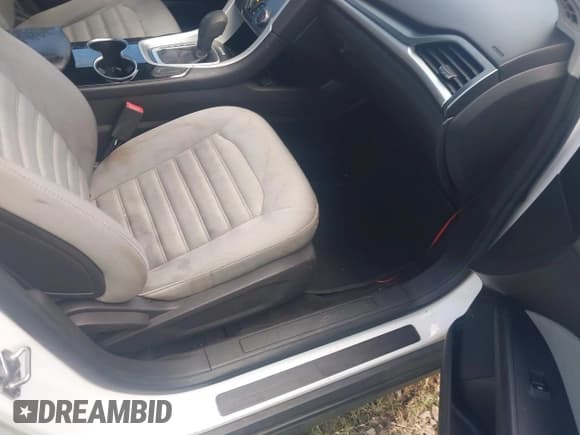 ✅ 2014 Ford Fusion S Hybrid • VIN: 3FA6P0UUXER360070 • Лот: 42761783. Опубликован ранее на IAAI с пробегом 389 817 миль. Бесплатный доступ к архиву аукционных продаж из США и подробный отчёт об истории автомобиля на DreamBid. Изображение 5.