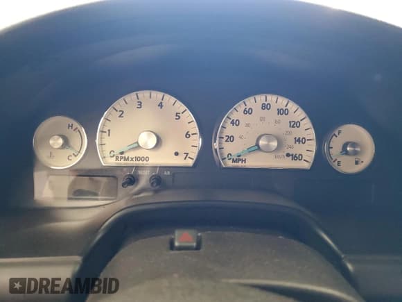 ✅ 2004 Ford Thunderbird Deluxe • VIN: 1FAHP60A34Y102514 • Lot: 75243974. Wystawiony na Copart z przebiegiem Nie podano. Bezpłatny archiwum sprzedaży aukcyjnych z USA i szczegółowy raport historii pojazdu na DreamBid. Zdjęcie 9.