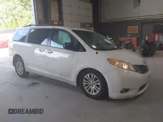 ✅ 2014 Toyota Sienna XLE • VIN: 5TDYK3DC7ES428980 • Лот: 43014654. Опубликован ранее на IAAI с пробегом 121 315 миль. Бесплатный доступ к архиву аукционных продаж из США и подробный отчёт об истории автомобиля на DreamBid. Изображение 1.