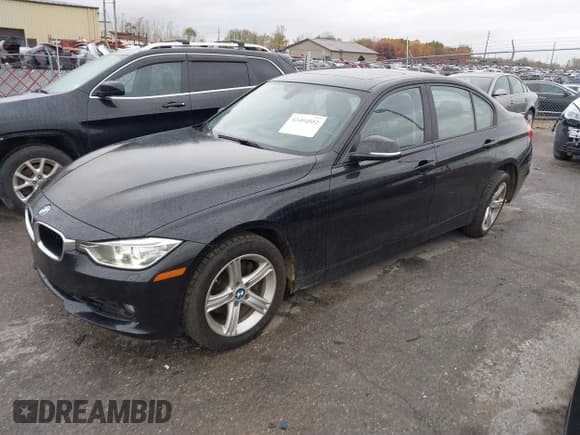 ✅ 2015 BMW 3 Series 328i xDrive • VIN: WBA3B3C57FJ985378 • Лот: 43494552. Опубликован ранее на IAAI с пробегом 122 079 миль. Бесплатный доступ к архиву аукционных продаж из США и подробный отчёт об истории автомобиля на DreamBid. Изображение 2.