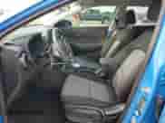 2020 Hyundai Kona SEL z VIN KM8K22AA7LU494405, wystawiony jako Copart lot #55375593 z przebiegiem 18 788 mil mil oraz . Historia ofert i sprzedaży dostępna na DreamBid. Obrazek 7.