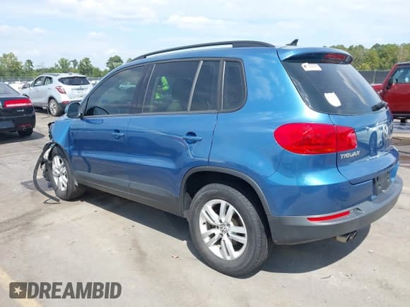 ✅ 2017 Volkswagen Tiguan S • VIN: WVGBV7AXXHW512710 • Lot: 43216266. Wystawiony na IAAI z przebiegiem 88 771 mil. Bezpłatny archiwum sprzedaży aukcyjnych z USA i szczegółowy raport historii pojazdu na DreamBid. Zdjęcie 3.