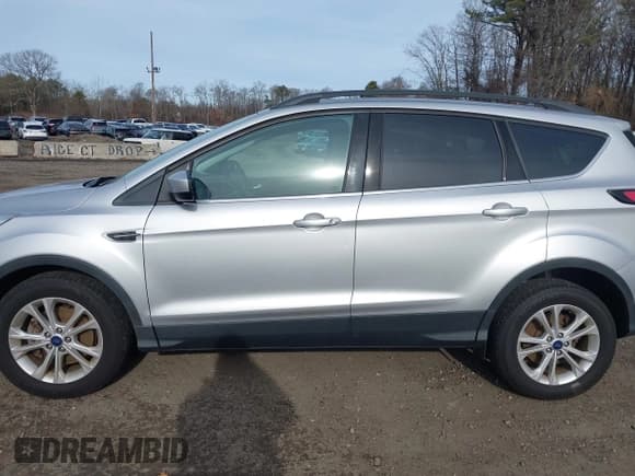 ✅ 2018 Ford Escape SE • VIN: 1FMCU9GD8JUB93096 • Lot: 43889141. Wystawiony na IAAI z przebiegiem 52 535 mil. Bezpłatny archiwum sprzedaży aukcyjnych z USA i szczegółowy raport historii pojazdu na DreamBid. Zdjęcie 14.