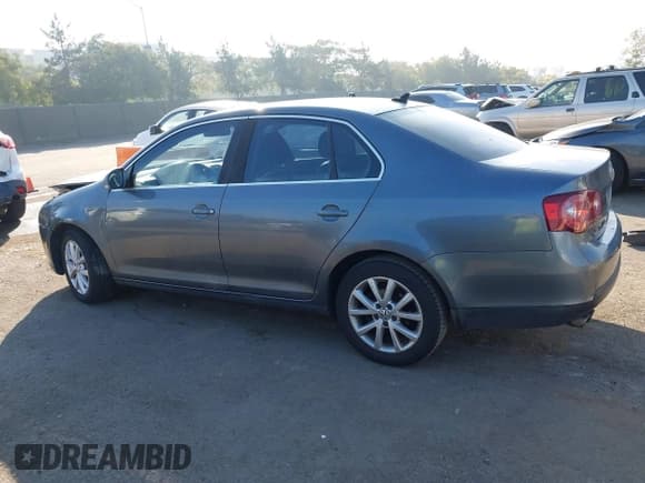 ✅ 2010 Volkswagen Jetta SE • VIN: 3VWRX7AJ4AM032027 • Lot: 43809354. Listed on IAAI with 101,704 mi. Free auction sales archive from the USA and detailed vehicle history report at DreamBid. Image 14.