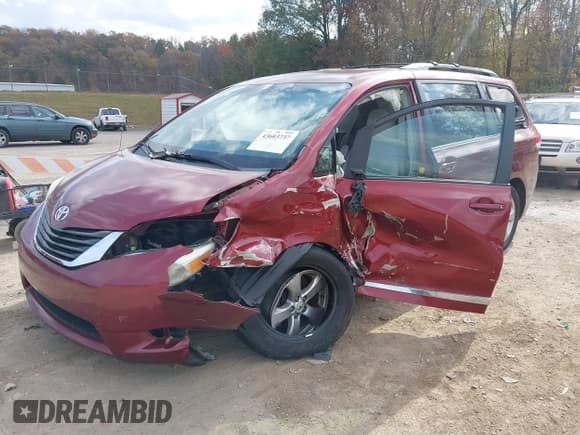 ✅ 2011 Toyota Sienna LE • VIN: 5TDKK3DC1BS113562 • Lot: 43603737. Listed on IAAI with 230,878 mi. Free auction sales archive from the USA and detailed vehicle history report at DreamBid. Image 2.