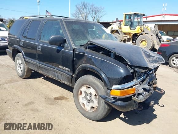✅ 2002 Chevrolet Blazer LS • VIN: 1GNDT13W22K220656 • Lot: 41736429. Wystawiony na IAAI z przebiegiem Nie podano. Bezpłatny archiwum sprzedaży aukcyjnych z USA i szczegółowy raport historii pojazdu na DreamBid. Zdjęcie 1.