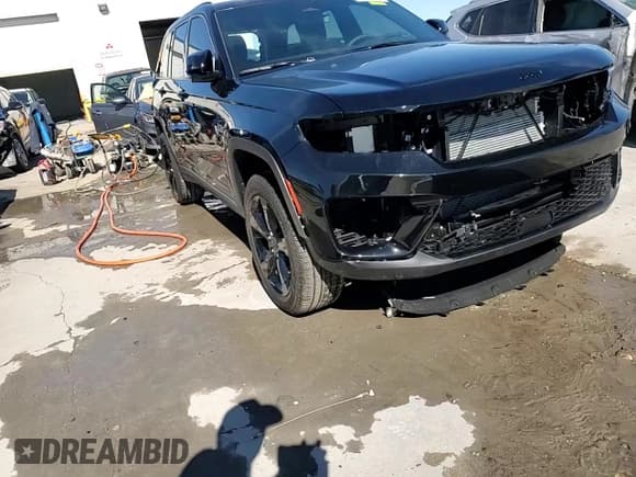 ✅ 2025 Jeep Grand Cherokee Limited • VIN: 1C4RJGBG9SC294054 • Лот: 49224825. Опубликован ранее на Copart с пробегом 945 миль. Бесплатный доступ к архиву аукционных продаж из США и подробный отчёт об истории автомобиля на DreamBid. Изображение 14.