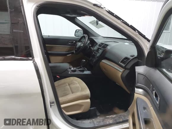 ✅ 2017 Ford Explorer • VIN: 1FM5K8BH0HGA70842 • Lot: 43721155. Wystawiony na IAAI z przebiegiem 123 633 mil. Bezpłatny archiwum sprzedaży aukcyjnych z USA i szczegółowy raport historii pojazdu na DreamBid. Zdjęcie 5.