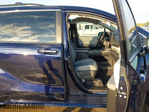 ✅ 2025 Toyota Sienna XLE • VIN: 5TDYRKEC2SS259029 • Лот: 43472182. Опубликован ранее на IAAI с пробегом 6 720 миль. Бесплатный доступ к архиву аукционных продаж из США и подробный отчёт об истории автомобиля на DreamBid. Изображение 5.