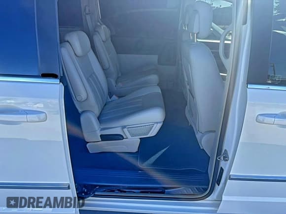 ✅ 2010 Chrysler Town & Country Touring Plus • VIN: 2A4RR8DX7AR382077 • Lot: 95217195. Wystawiony na Copart z przebiegiem 124 565 mil. Bezpłatny archiwum sprzedaży aukcyjnych z USA i szczegółowy raport historii pojazdu na DreamBid. Zdjęcie 6.