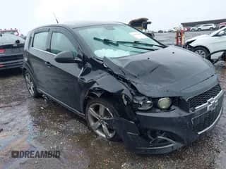 2013 Chevrolet Sonic RS z VIN 1G1JG6SB3D4171981, wystawiony jako IAAI lot #41207255 z przebiegiem 252 056 mil mil oraz . Historia ofert i sprzedaży dostępna na DreamBid. Obrazek 1.