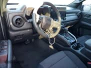 ✅ 2023 Chevrolet Colorado 4WD Trail Boss • VIN: 1GCPTEEK4P1148878 • Lot: 73843404. Wystawiony na Copart z przebiegiem 5 124 mil. Bezpłatny archiwum sprzedaży aukcyjnych z USA i szczegółowy raport historii pojazdu na DreamBid. Zdjęcie 8.