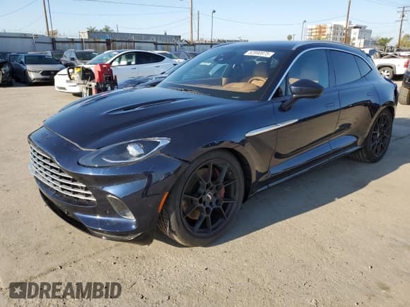 ✅ 2021 Aston Martin DBX • VIN: SCFVUJAW9MTV02708 • Лот: 52590975. Опубликован ранее на Copart с пробегом Не указан. Бесплатный доступ к архиву аукционных продаж из США и подробный отчёт об истории автомобиля на DreamBid. Изображение 1.