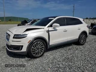 ✅ 2019 Lincoln Nautilus Reserve • VIN: 2LMPJ8LP5KBL18541 • Lot: 65523295. Wystawiony na Copart z przebiegiem Nie podano. Bezpłatny archiwum sprzedaży aukcyjnych z USA i szczegółowy raport historii pojazdu na DreamBid. Zdjęcie 1.