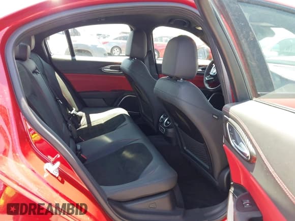 ✅ 2021 Alfa Romeo Giulia Quadrifoglio • VIN: ZARFAMEV2M7644718 • Lot: 42528664. Wystawiony na IAAI z przebiegiem 14 608 mil. Bezpłatny archiwum sprzedaży aukcyjnych z USA i szczegółowy raport historii pojazdu na DreamBid. Zdjęcie 8.