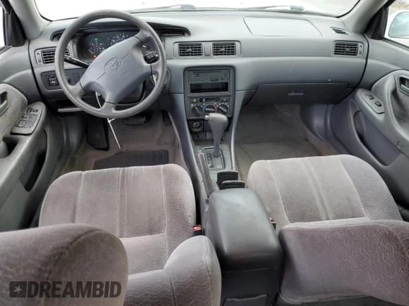 ✅ 1997 Toyota Camry LE • VIN: JT2BG22K4V0096777 • Lot: 82445075. Wystawiony na Copart z przebiegiem 166 228 mil. Bezpłatny archiwum sprzedaży aukcyjnych z USA i szczegółowy raport historii pojazdu na DreamBid. Zdjęcie 8.