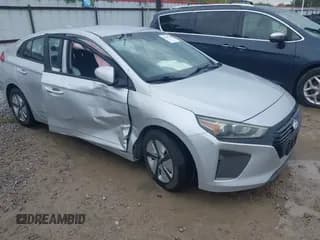 ✅ 2018 Hyundai Ioniq Blue • VIN: KMHC65LC4JU100168 • Lot: 43297589. Wystawiony na IAAI z przebiegiem 104 412 mil. Bezpłatny archiwum sprzedaży aukcyjnych z USA i szczegółowy raport historii pojazdu na DreamBid. Zdjęcie 1.