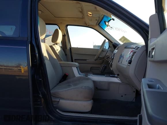 ✅ 2008 Mercury Mariner • VIN: 4M2CU81168KJ26462 • Lot: 41454643. Wystawiony na IAAI z przebiegiem 214 873 mil. Bezpłatny archiwum sprzedaży aukcyjnych z USA i szczegółowy raport historii pojazdu na DreamBid. Zdjęcie 5.