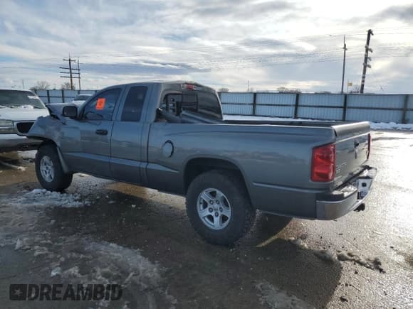 ✅ 2005 Dodge Dakota SLT • VIN: 1D7HW42N25S177345 • Лот: 43988185. Опубликован ранее на Copart с пробегом 129 366 миль. Бесплатный доступ к архиву аукционных продаж из США и подробный отчёт об истории автомобиля на DreamBid. Изображение 2.