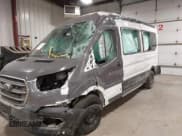✅ 2020 Ford Transit Passenger XL • VIN: 1FBAX2C8XLKB51891 • Lot: 38819554. Wystawiony na IAAI z przebiegiem Nie podano. Bezpłatny archiwum sprzedaży aukcyjnych z USA i szczegółowy raport historii pojazdu na DreamBid. Zdjęcie 6.