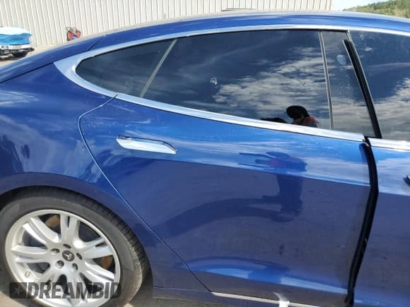 ✅ 2021 Tesla Model S Long Range Plus • VIN: 5YJSA1E24MF424231 • Lot: 81555505. Wystawiony na Copart z przebiegiem Nie podano. Bezpłatny archiwum sprzedaży aukcyjnych z USA i szczegółowy raport historii pojazdu na DreamBid. Zdjęcie 10.
