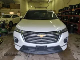 ✅ 2022 Chevrolet Traverse Premier • VIN: 1GNEVKKW8NJ165985 • Lot: 38068244. Wystawiony na Copart z przebiegiem 11 007 mil. Bezpłatny archiwum sprzedaży aukcyjnych z USA i szczegółowy raport historii pojazdu na DreamBid. Zdjęcie 5.